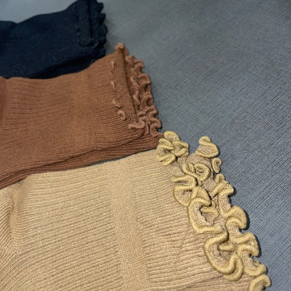 Chic Ruffled Ribbed Socks - Picture 5 of 5